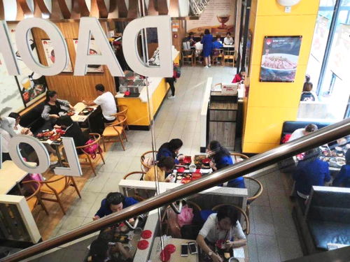 從下崗到餐飲創業，夫妻攜手兩年開上大奔馳