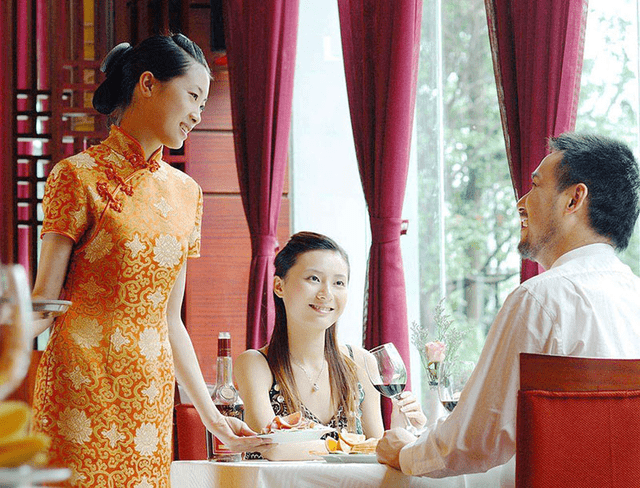 酒店餐飲服務禮儀 專業、優雅與細節的完美融合